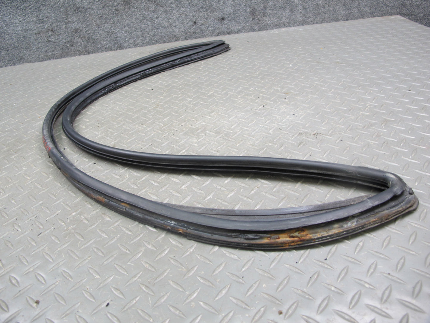 1983-1991 Porsche 928 S4 Rear Right Side Quarter Glass Weatherstrip Rubber Seal