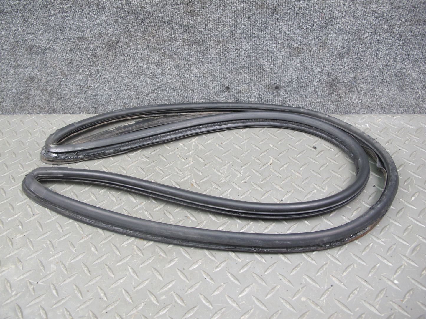 1983-1991 Porsche 928 S4 Rear Right Side Quarter Glass Weatherstrip Rubber Seal