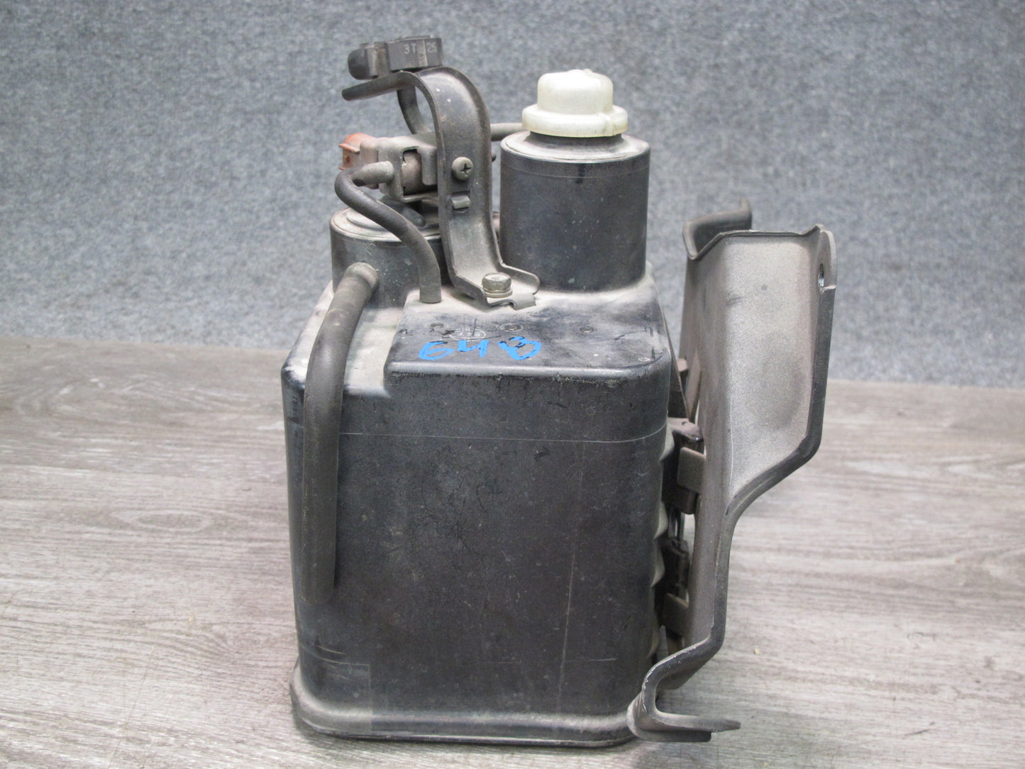 97-00 Lexus UZZ30L SC300 SC400 Fuel Vapor Charcoal Canister 77740-24060 OEM