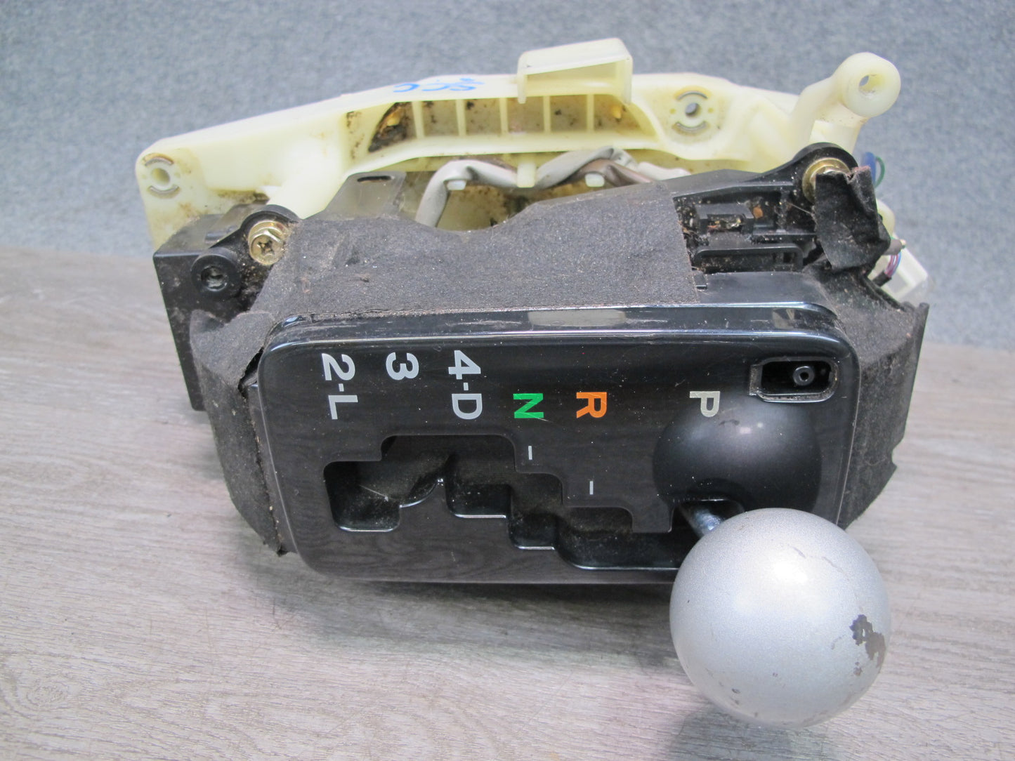98-00 Lexus UZZ30L SC300 SC400 A/T Gear Shifter w Aftermarket Shifter Knob OEM