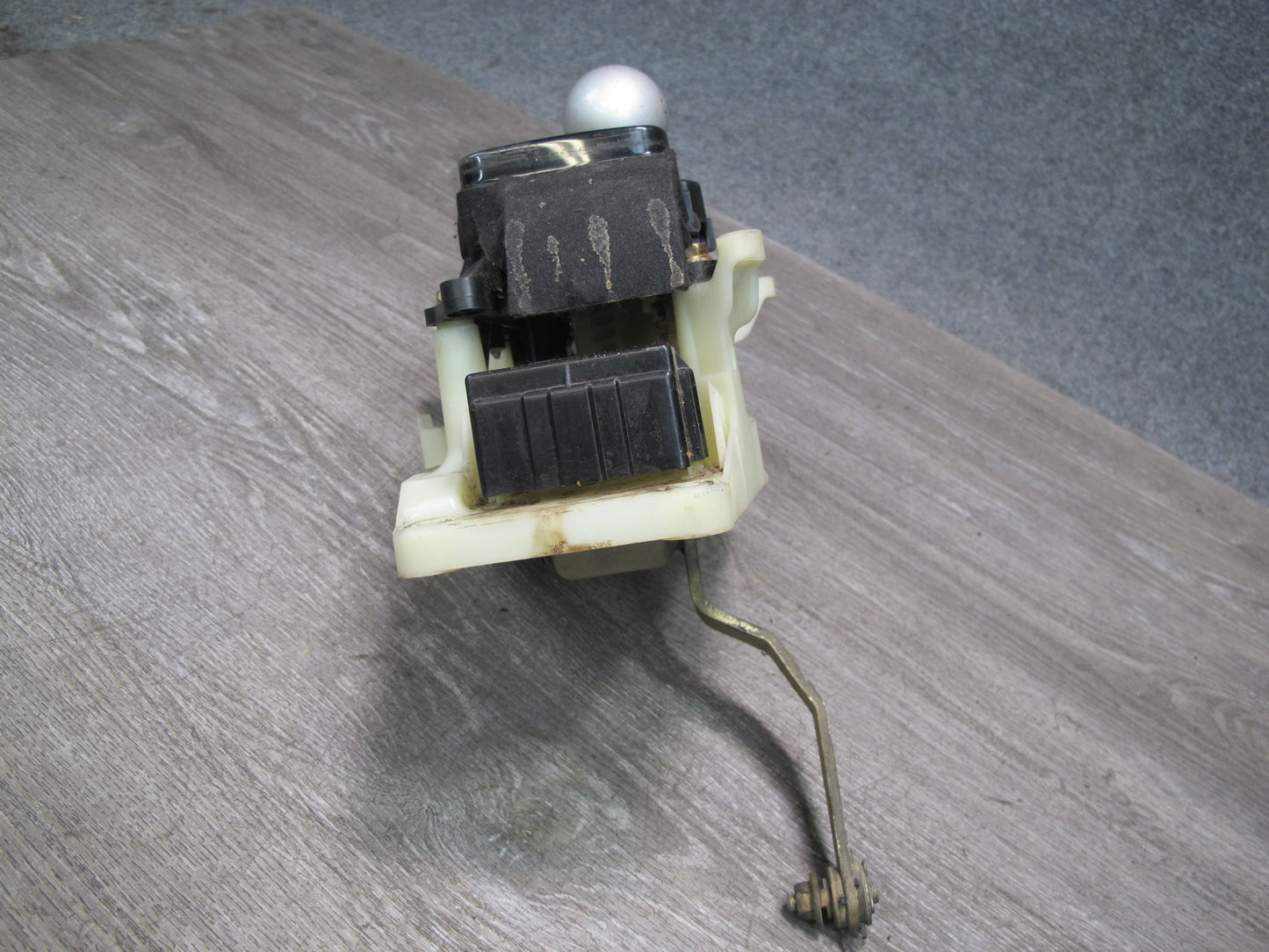 98-00 Lexus UZZ30L SC300 SC400 A/T Gear Shifter w Aftermarket Shifter Knob OEM
