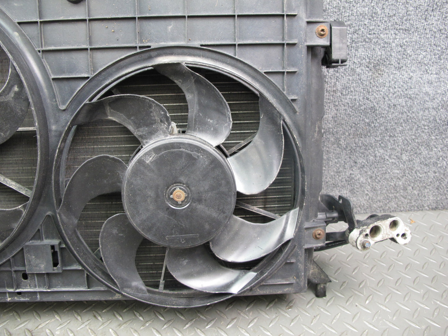 2008 VW R32 VR6 3.2L Engine Cooling Radiator A/C Condenser Fan Shroud OEM