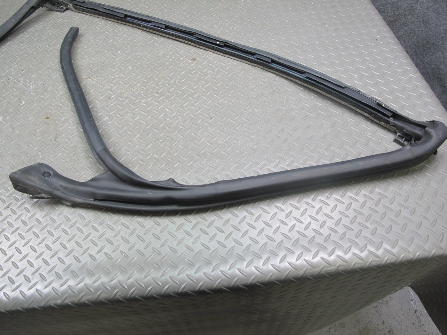 10-15 Lexus IS250 Convertible Front Windshield Weatherstrip Rubber Seal OEM