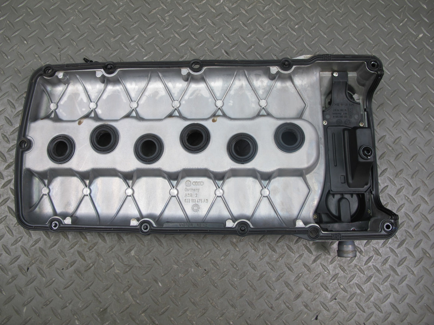 07-08 VW EOS Golf R32 MK5 VR6 3.2L Engine Valve Cover 022103475AD OEM