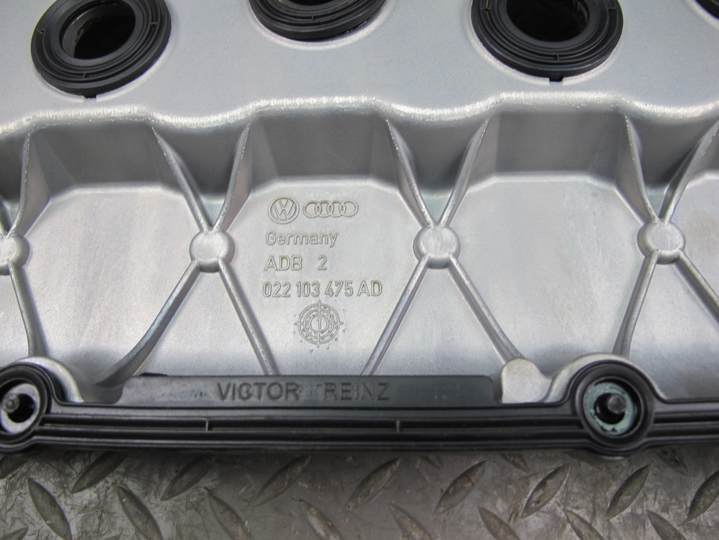 07-08 VW EOS Golf R32 MK5 VR6 3.2L Engine Valve Cover 022103475AD OEM