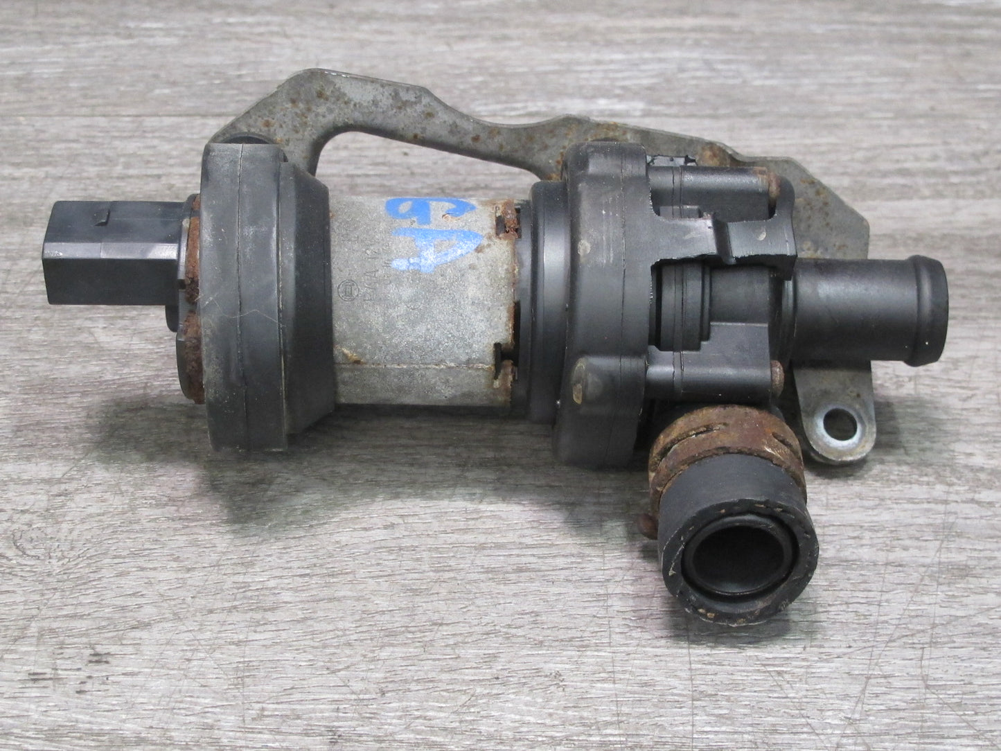 2008 VW Golf MK5 R32 VR6 Engine Auxiliary Coolant Water Pump w Bracket OEM