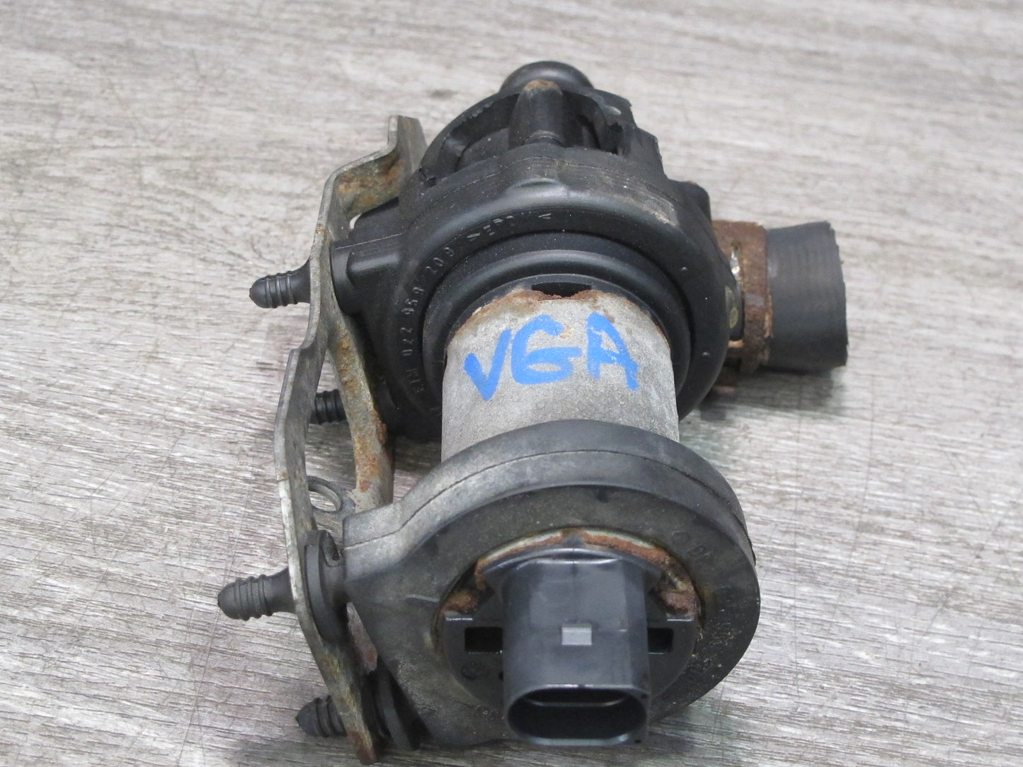 2008 VW Golf MK5 R32 VR6 Engine Auxiliary Coolant Water Pump w Bracket OEM