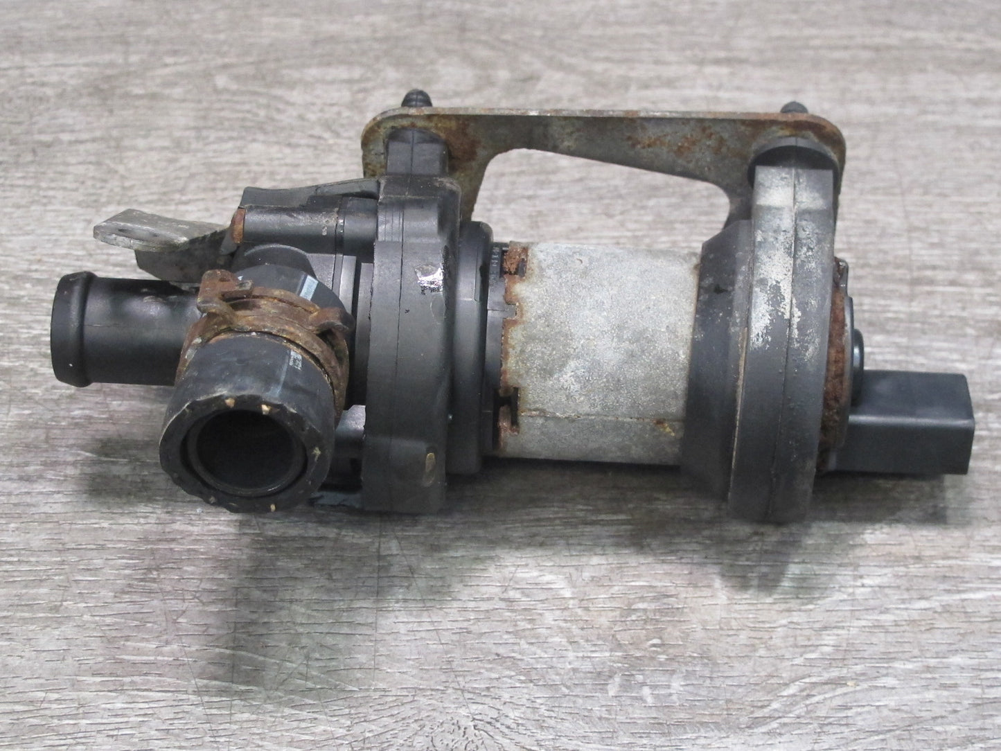 2008 VW Golf MK5 R32 VR6 Engine Auxiliary Coolant Water Pump w Bracket OEM