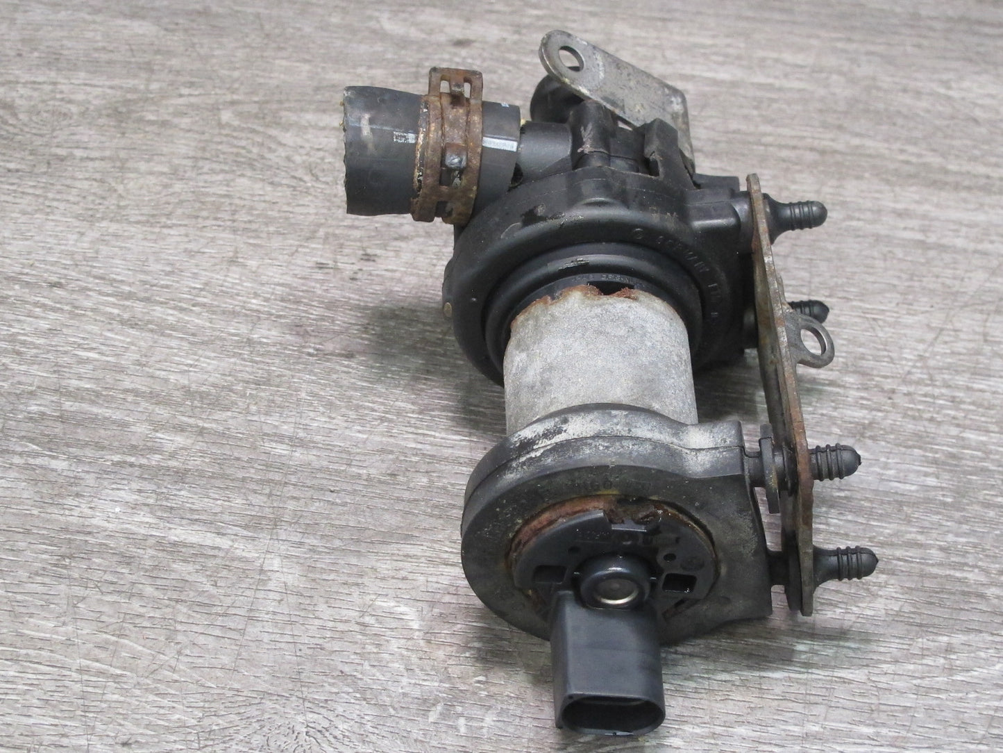 2008 VW Golf MK5 R32 VR6 Engine Auxiliary Coolant Water Pump w Bracket OEM