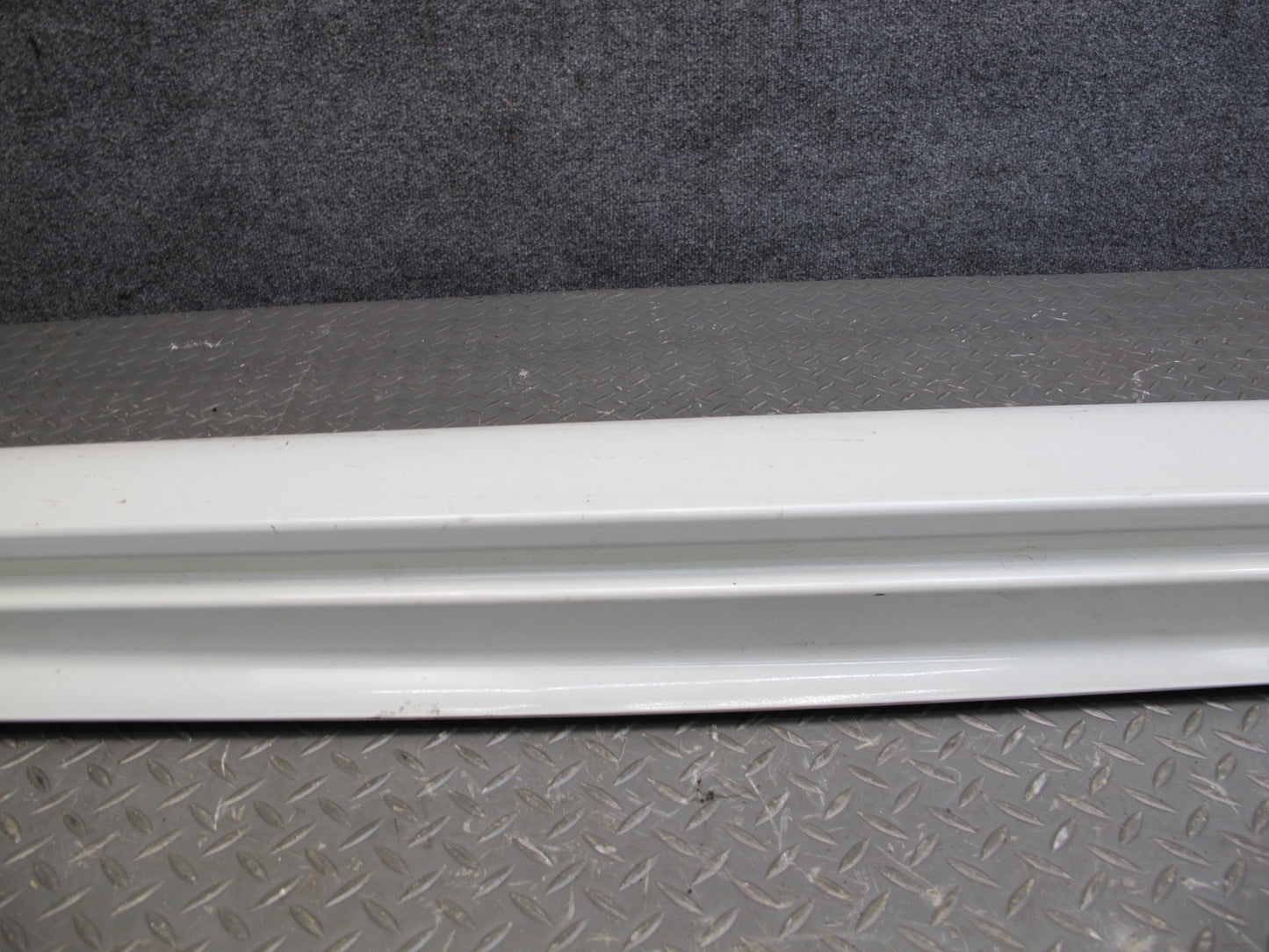 03-08 Nissan 350Z Z33 Coupe Right Side Skirt Rocker Panel Molding White OEM