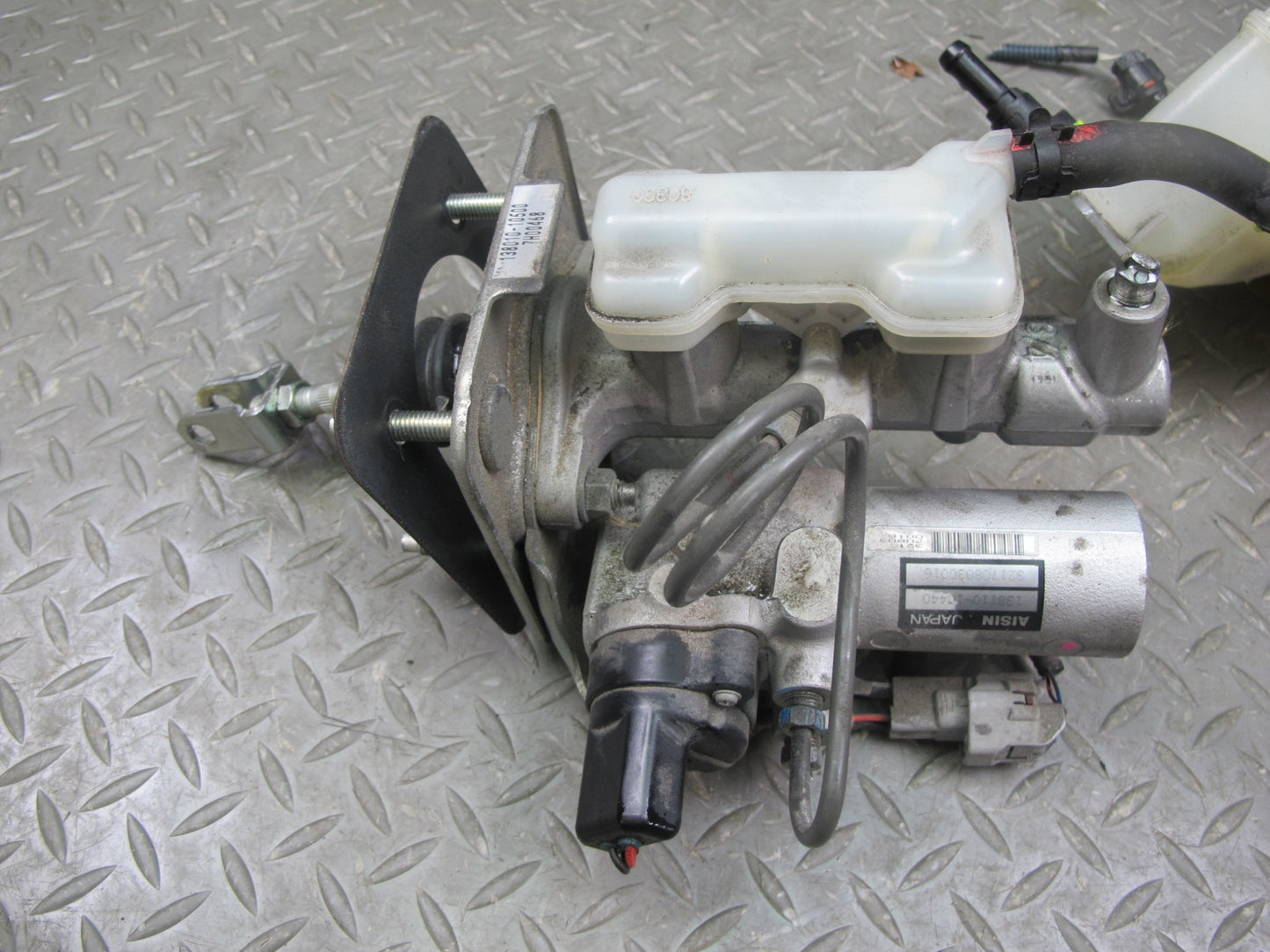 07-10 Lexus LS600hL LS460 Brake Master Cylinder Reservoir Tank OEM