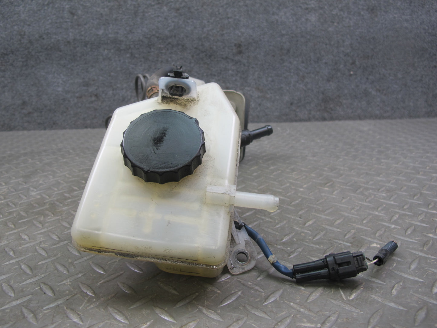 07-10 Lexus LS600hL LS460 Brake Master Cylinder Reservoir Tank OEM