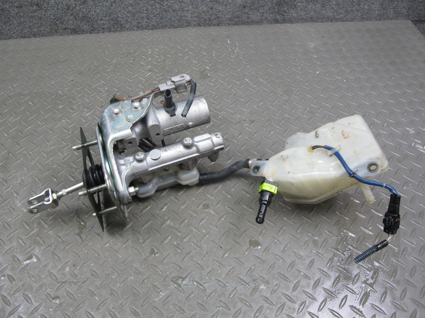 07-10 Lexus LS600hL LS460 Brake Master Cylinder Reservoir Tank OEM