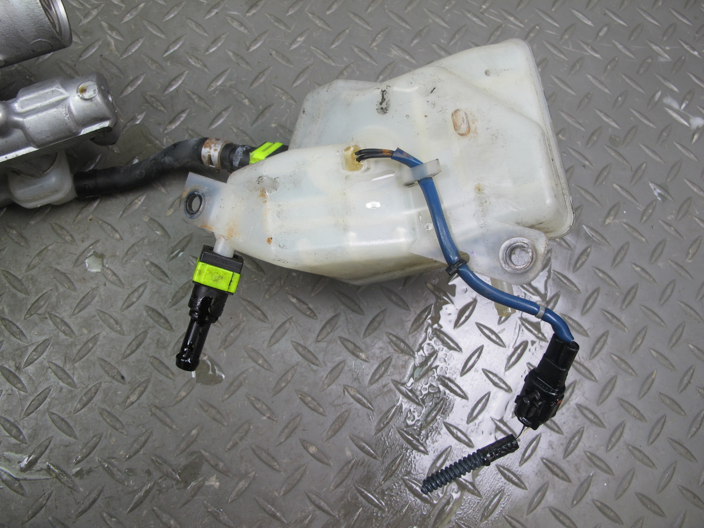 07-10 Lexus LS600hL LS460 Brake Master Cylinder Reservoir Tank OEM