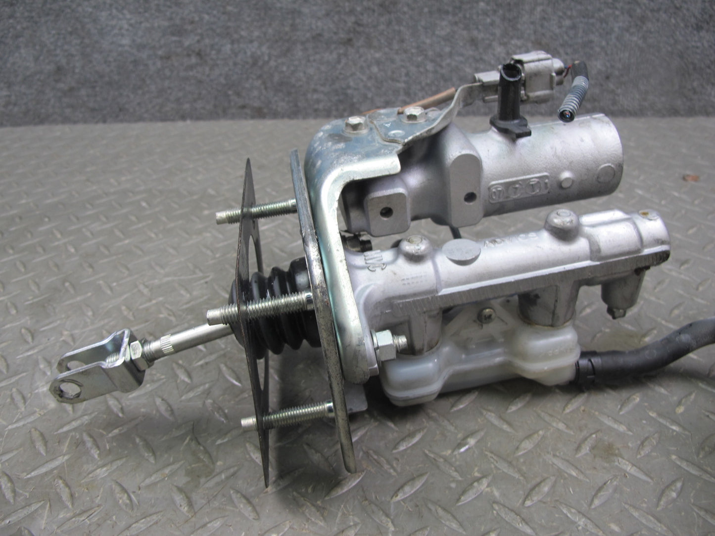 07-10 Lexus LS600hL LS460 Brake Master Cylinder Reservoir Tank OEM