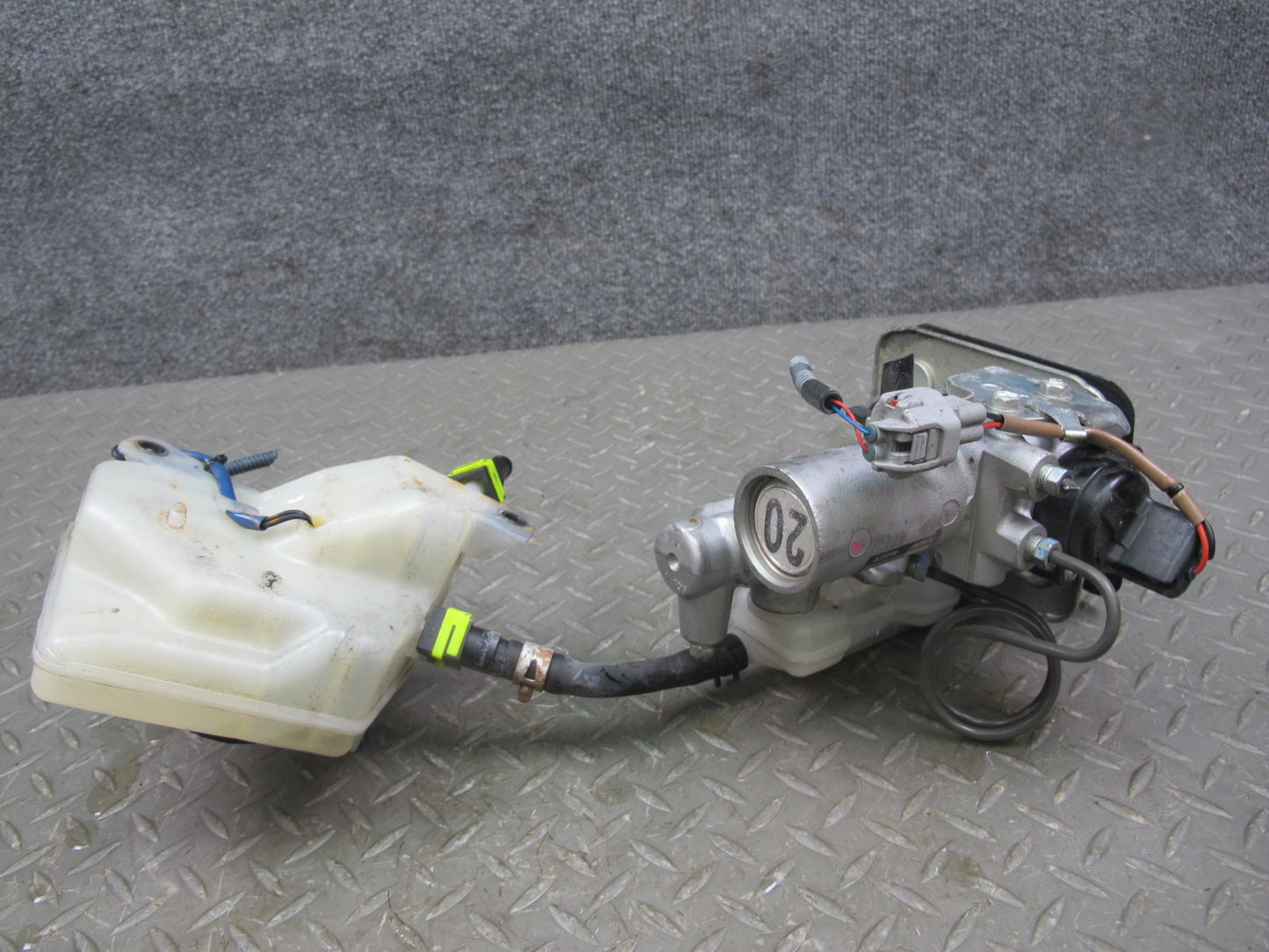 07-10 Lexus LS600hL LS460 Brake Master Cylinder Reservoir Tank OEM