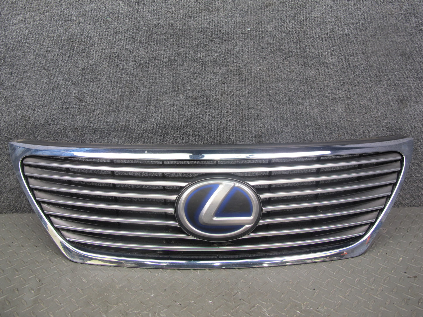 08-09 Lexus UFV46 LS600hL Hybrid Front Bumper Chrome Trim Grille w Emblem OEM