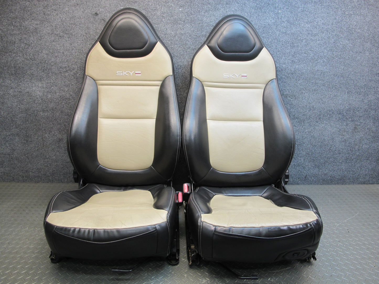 07-10 Saturn SKY Set of 2 Front Left & Right Leather Seat  OEM
