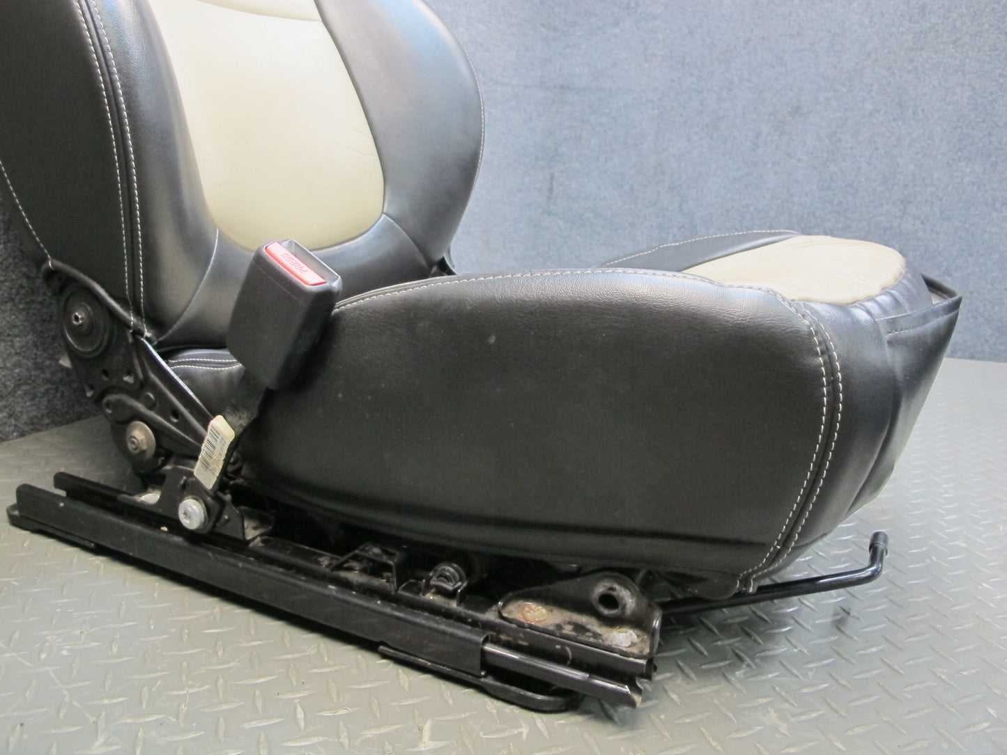 07-10 Saturn SKY Set of 2 Front Left & Right Leather Seat  OEM