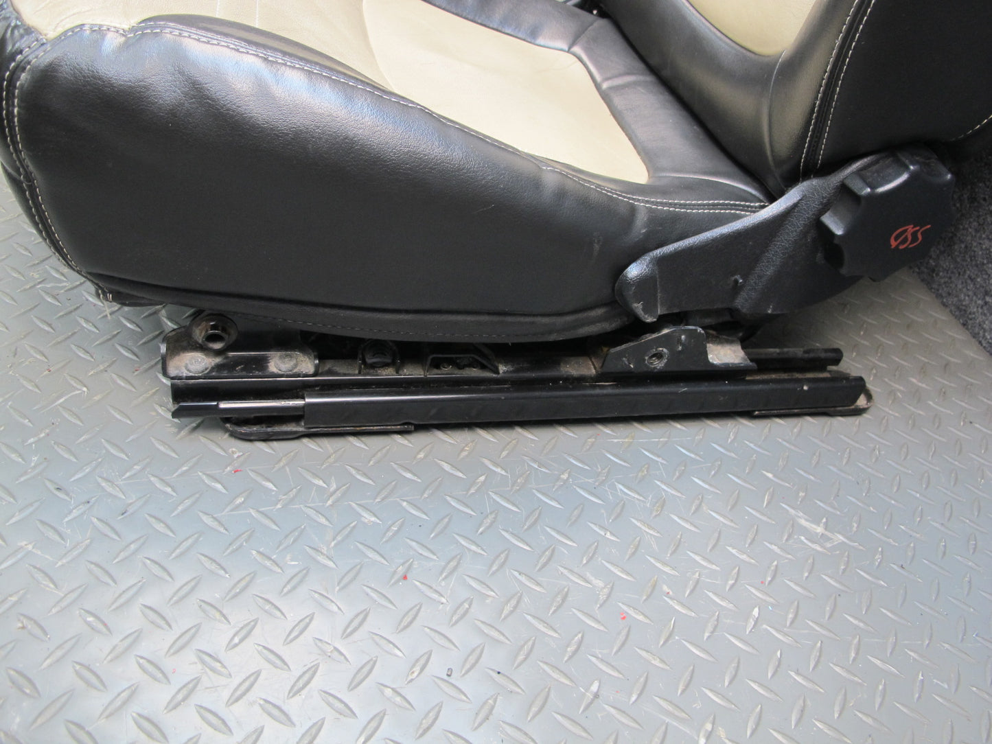 07-10 Saturn SKY Set of 2 Front Left & Right Leather Seat  OEM