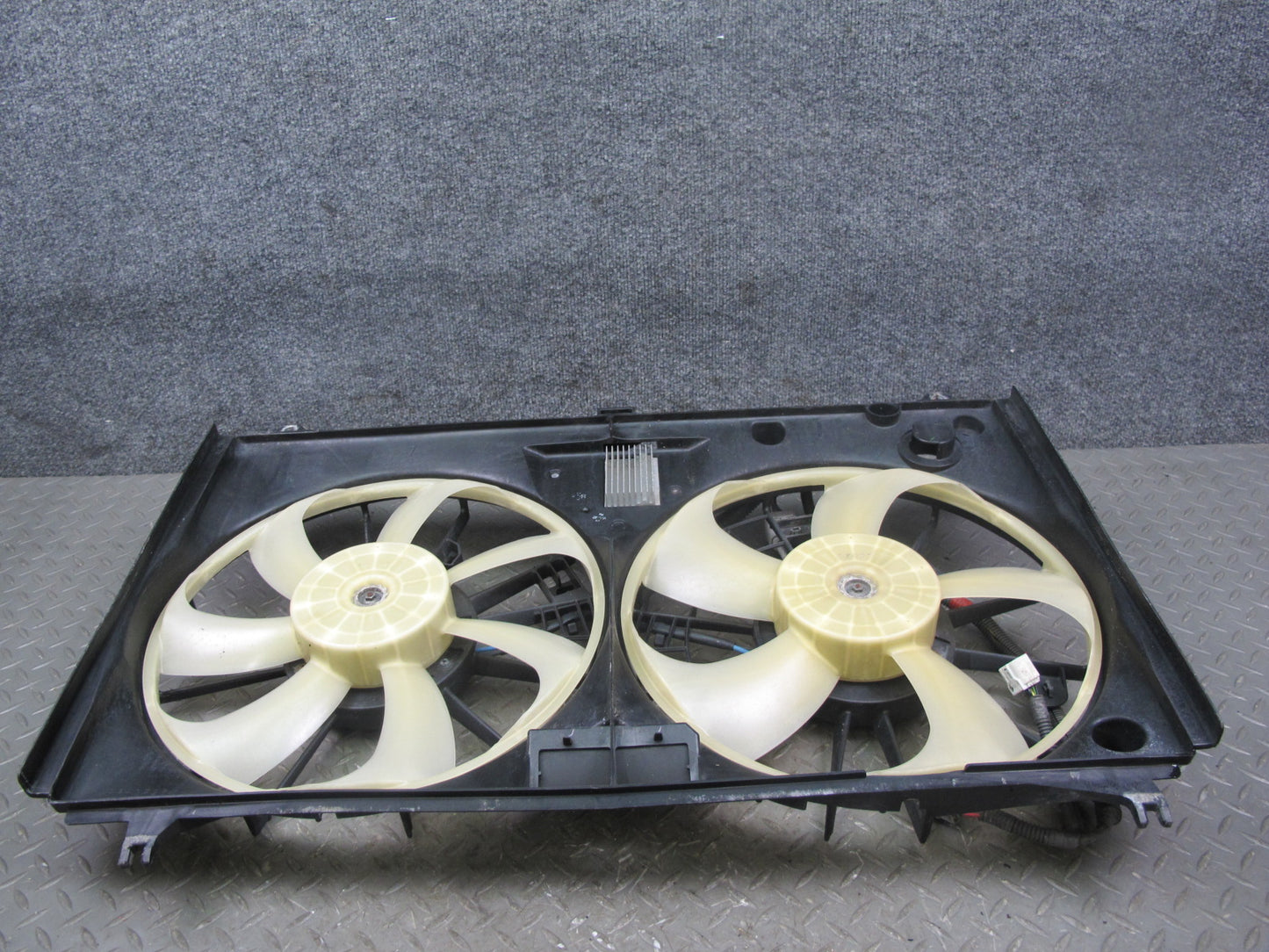 08-16 Lexus UVF46 LS600hL AWD Engine Radiator Dual Cooling Fan w Shroud OEM