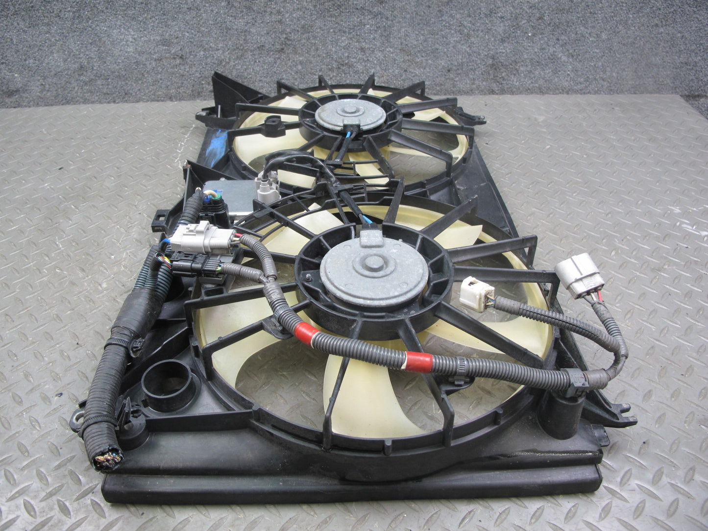 08-16 Lexus UVF46 LS600hL AWD Engine Radiator Dual Cooling Fan w Shroud OEM