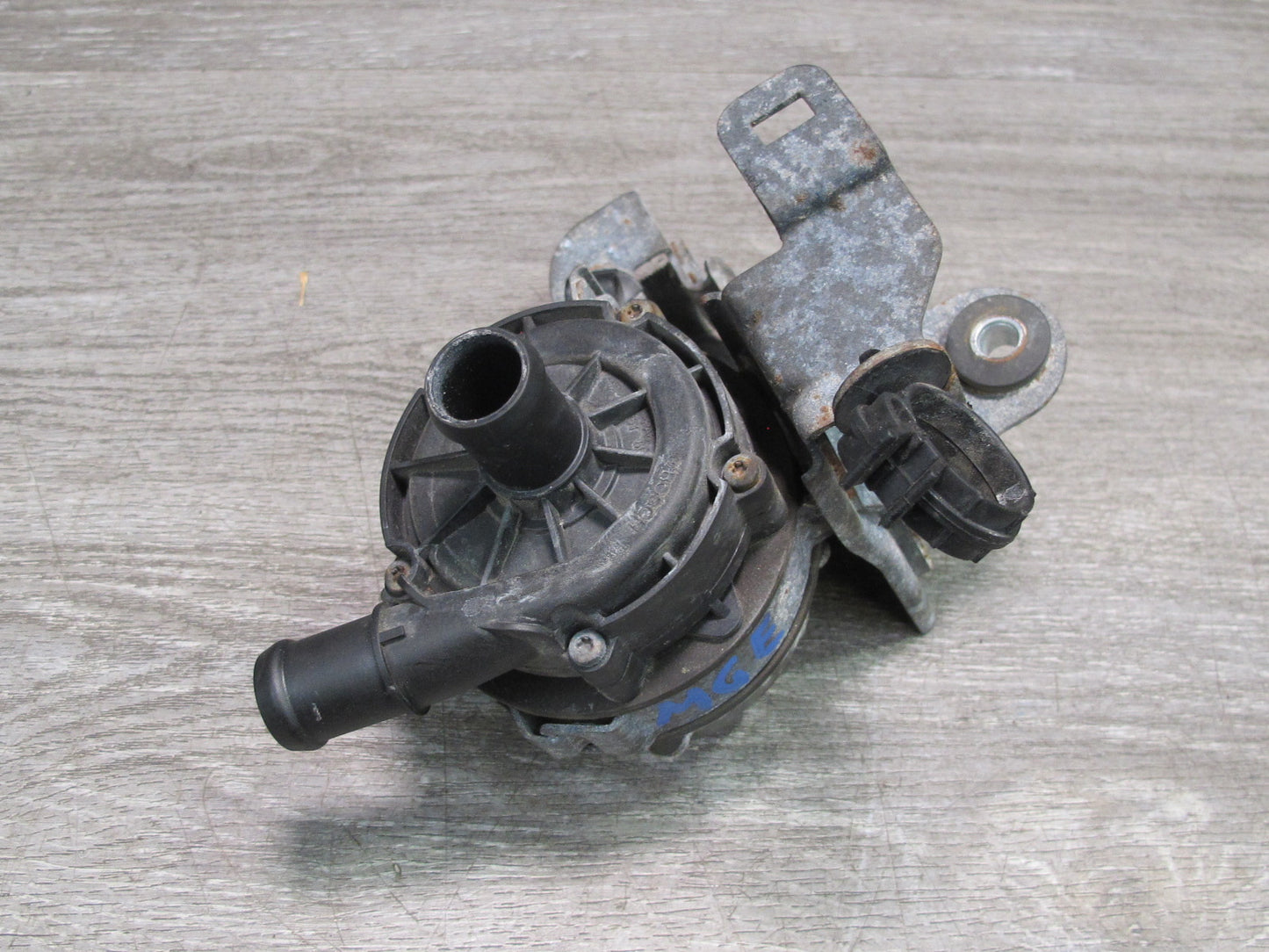 14-19 Maserati Ghibli M157 Auxiliary Coolant Water Pump w Mount Bracket OEM