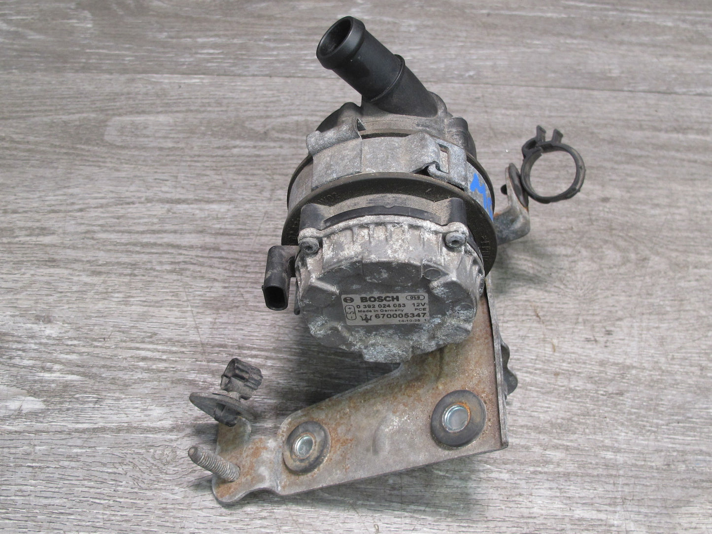 14-19 Maserati Ghibli M157 Auxiliary Coolant Water Pump w Mount Bracket OEM