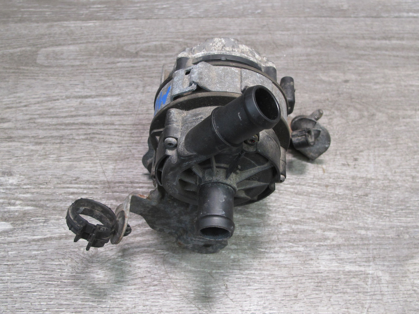 14-19 Maserati Ghibli M157 Auxiliary Coolant Water Pump w Mount Bracket OEM