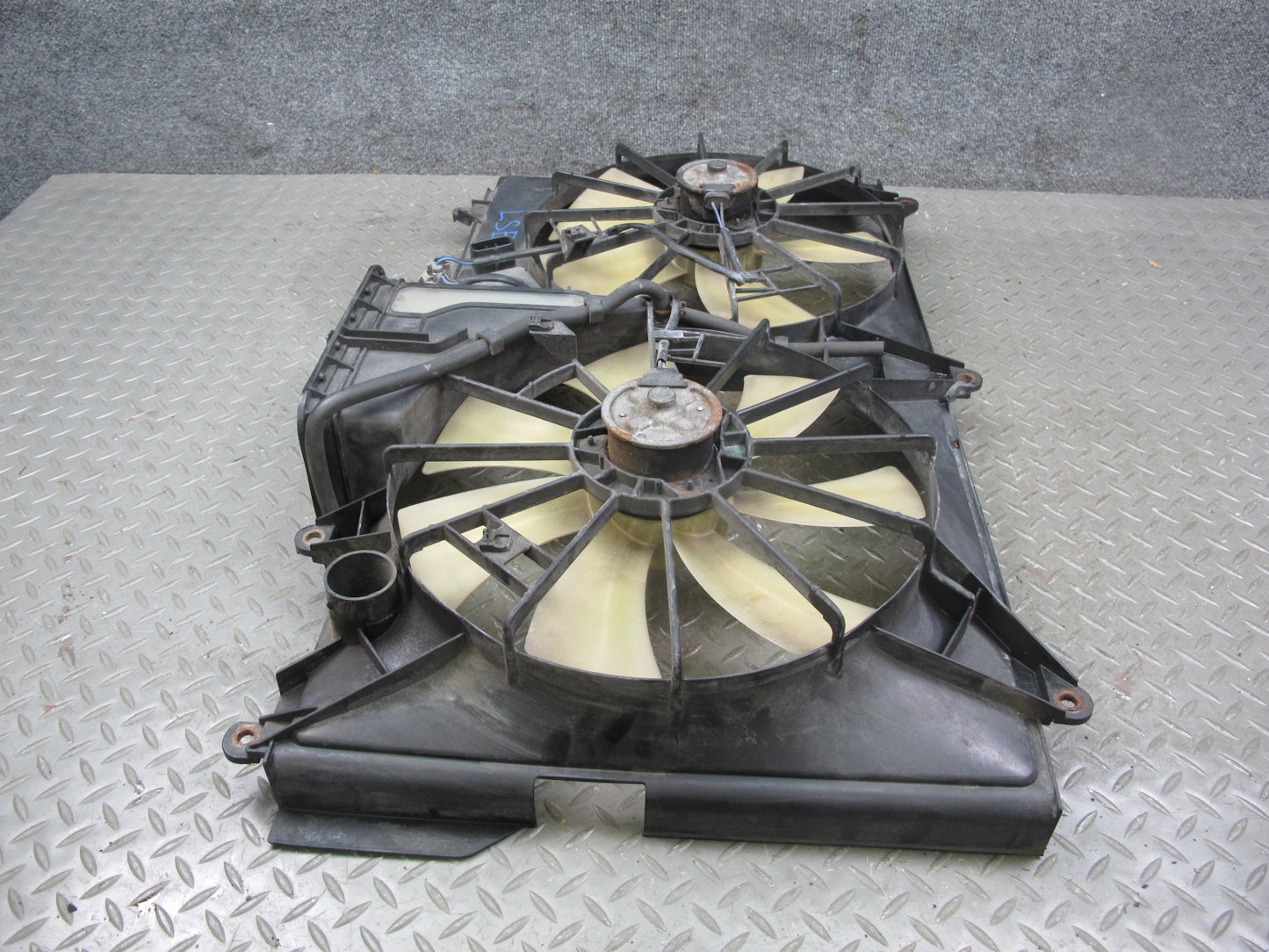 01-06 Lexus LS430 UCF30L Engine Radiator Cooling Motor Fan Shroud w Module OEM