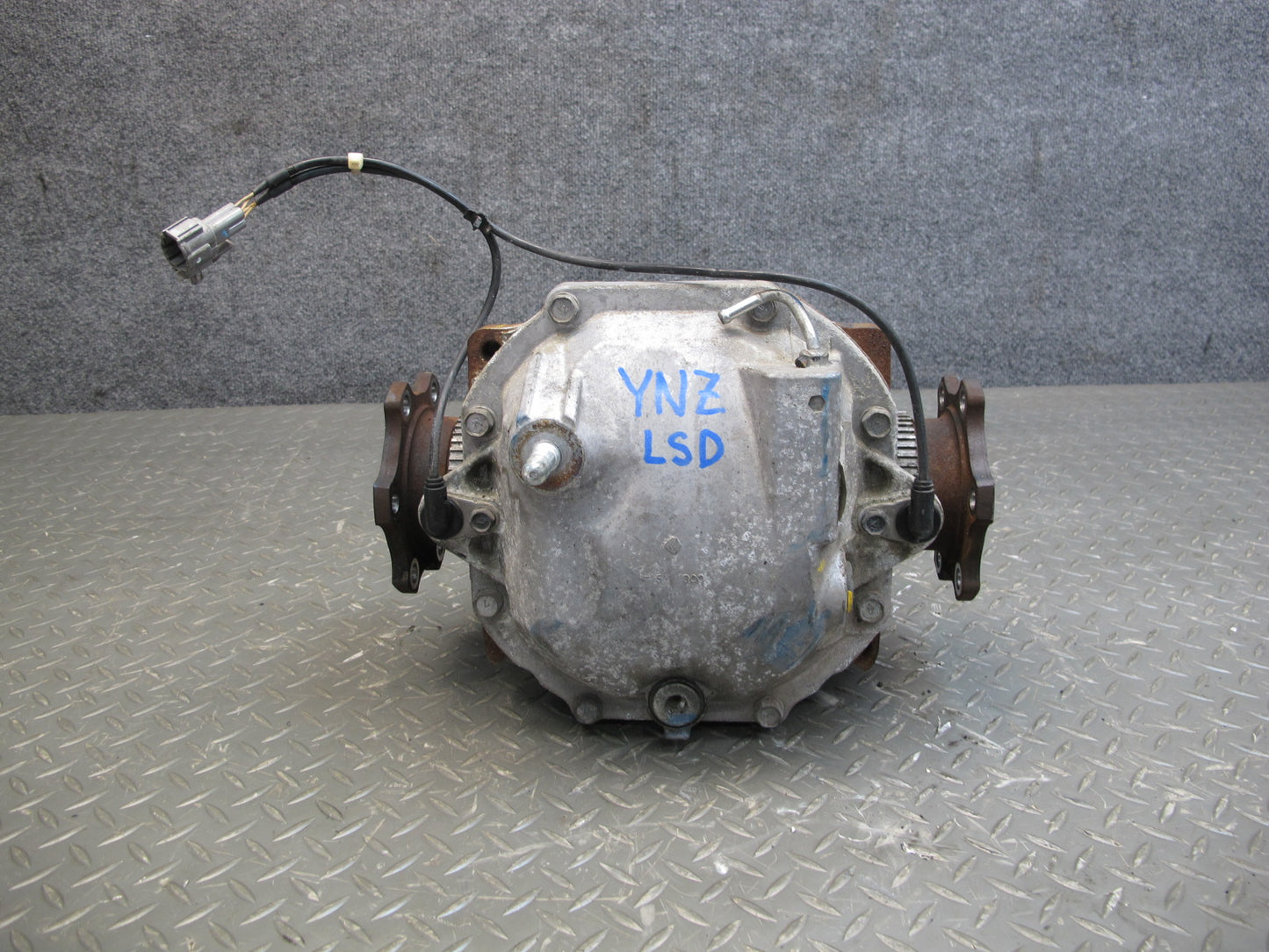 03-09 Nissan 350Z Z33 A/T Rear Differential Carrier Vlsd 3.36 Ratio 123K OEM