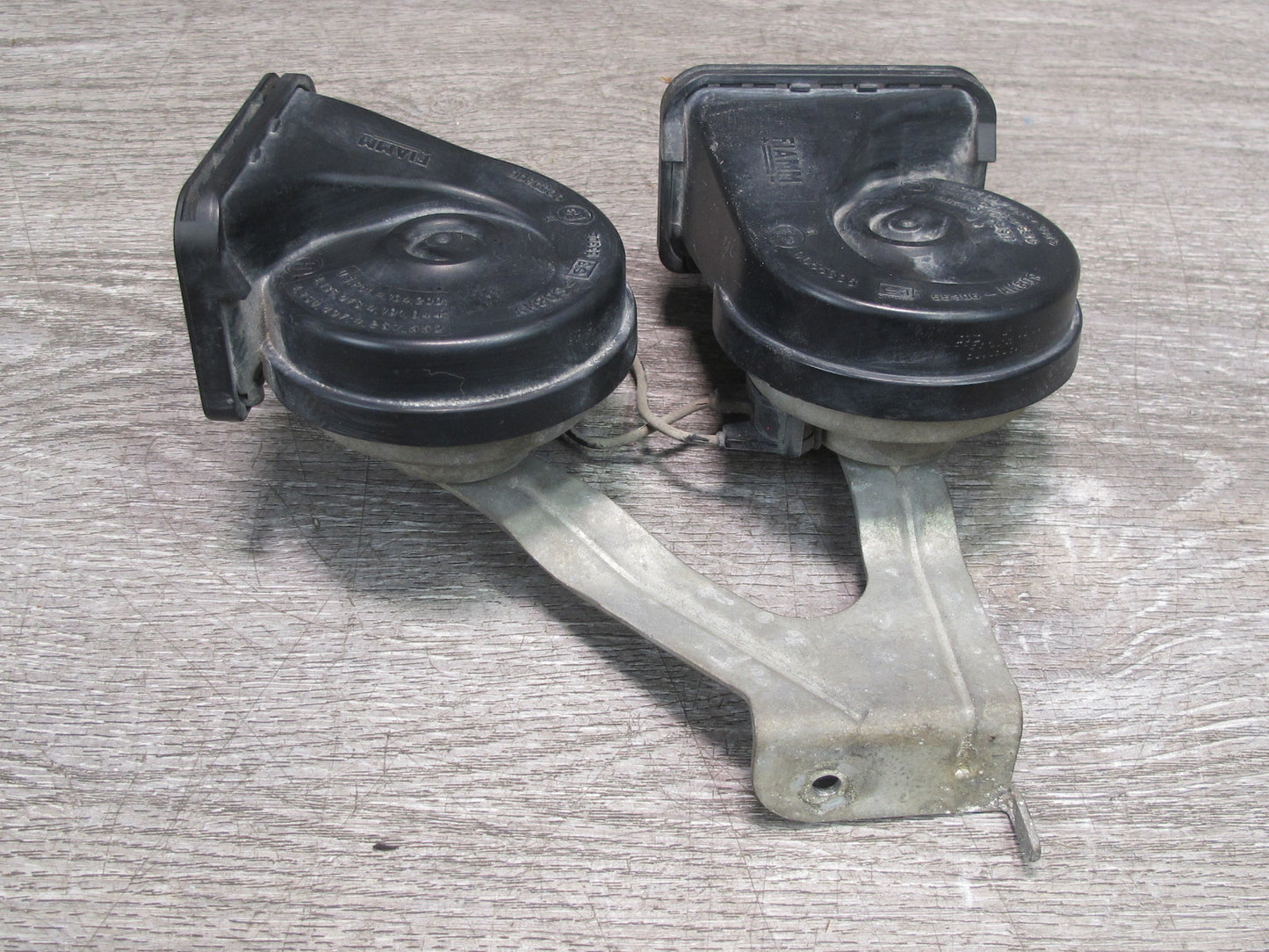 03-06 Chevrolet SSR High & Low Tone Note Horn Signal w Mount Bracket Assy OEM