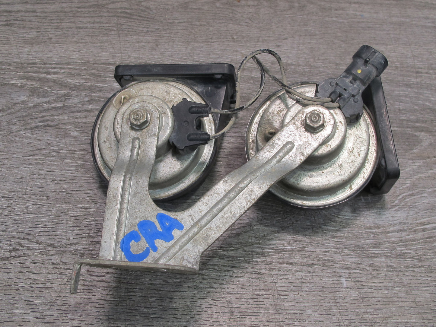 03-06 Chevrolet SSR High & Low Tone Note Horn Signal w Mount Bracket Assy OEM