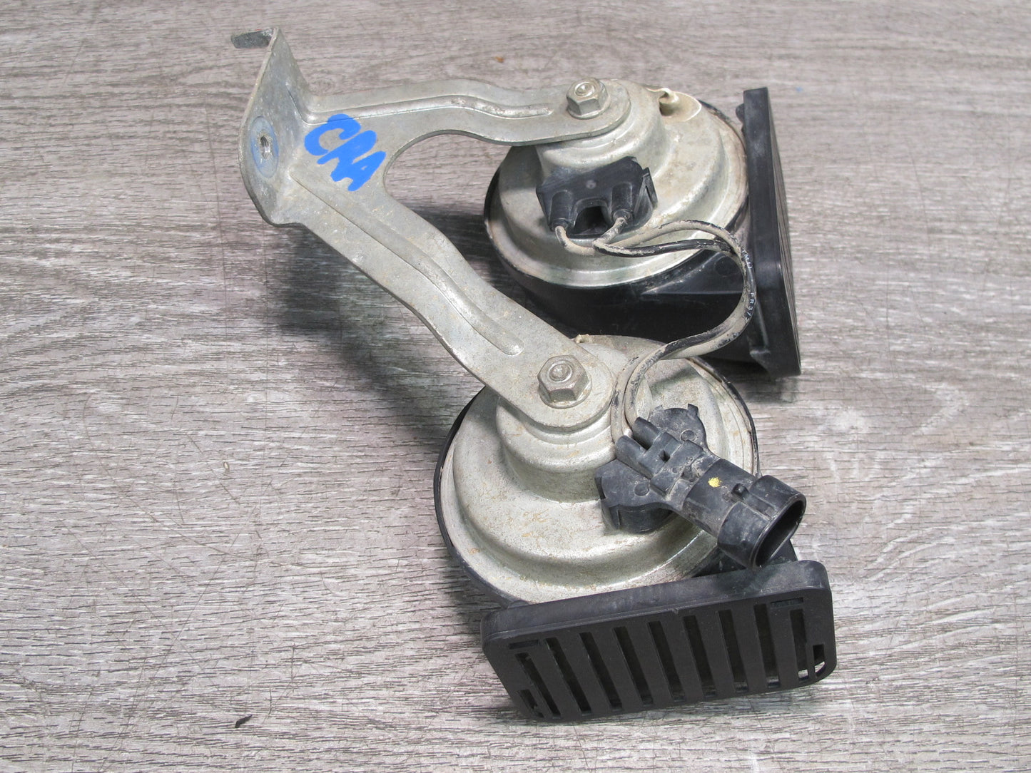 03-06 Chevrolet SSR High & Low Tone Note Horn Signal w Mount Bracket Assy OEM