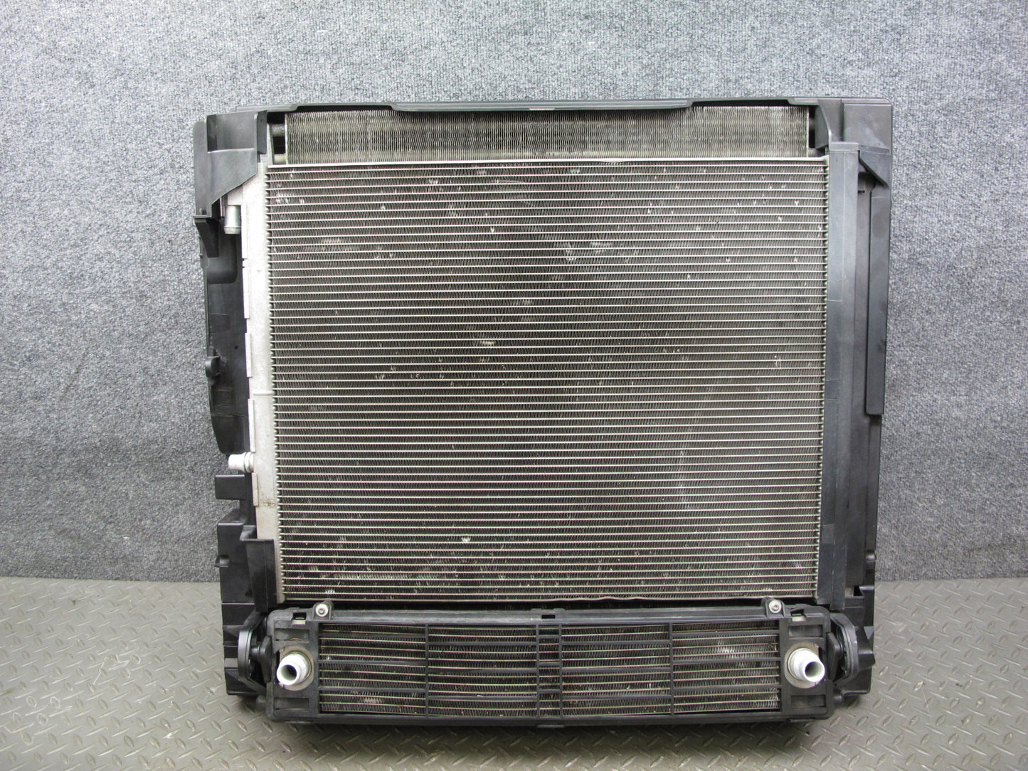 10-14 BMW E70 E71 X5M X6M S63 Engine Radiator Condenser Cooling Fan Shroud OEM
