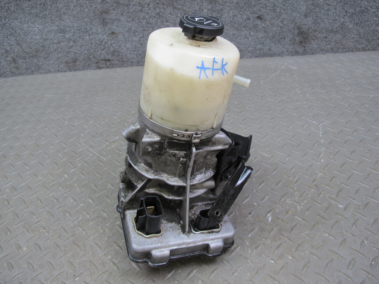 11-12 Fisker Karma Power Steering Pump w Fluid Reservoir Bottle Tank OEM