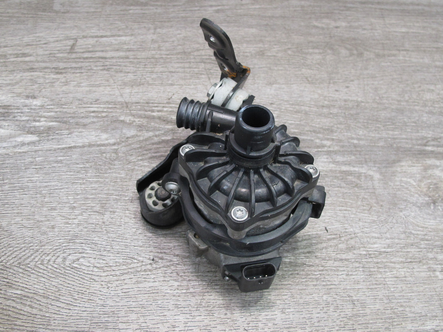 10-14 BMW E70 E71 X5M X6M S63 Auxiliary Coolant Water Pump 7584088 OEM