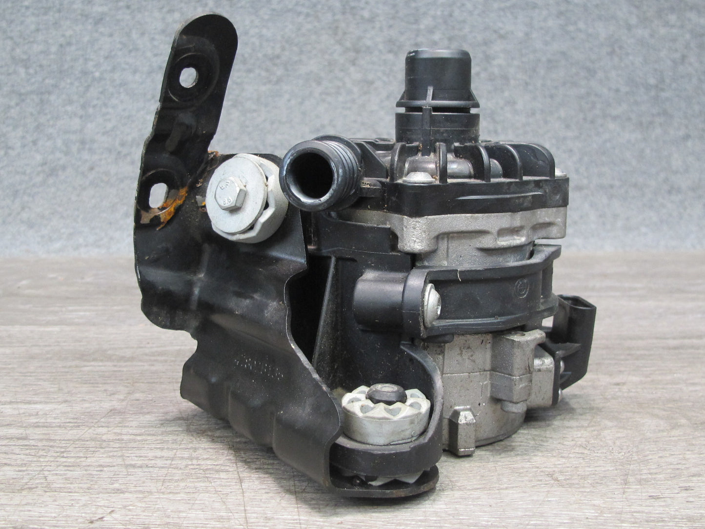 10-14 BMW E70 E71 X5M X6M S63 Auxiliary Coolant Water Pump 7584088 OEM
