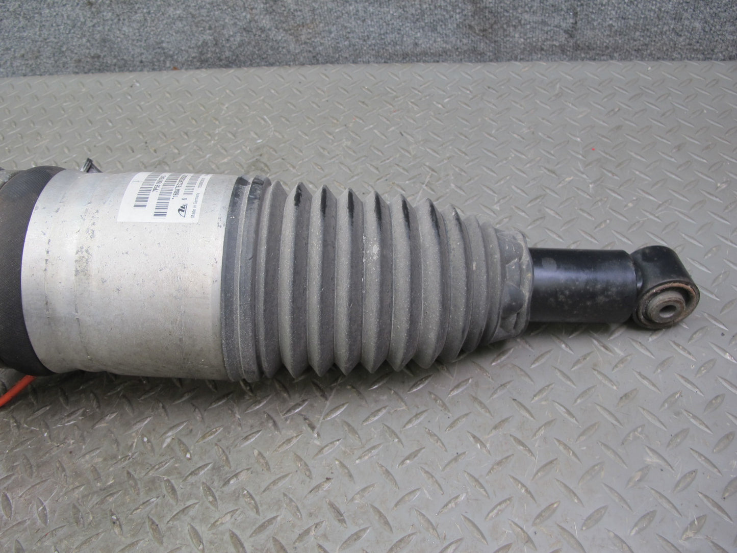 2012-2014 Porsche Cayenne 958 AWD Rear Left Air Spring Strut Shock Absorber