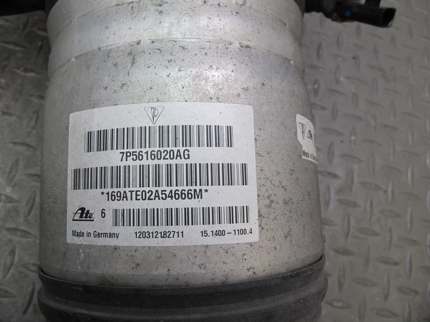 2012-2014 Porsche Cayenne 958 AWD Rear Right Air Spring Strut Shock Absorber