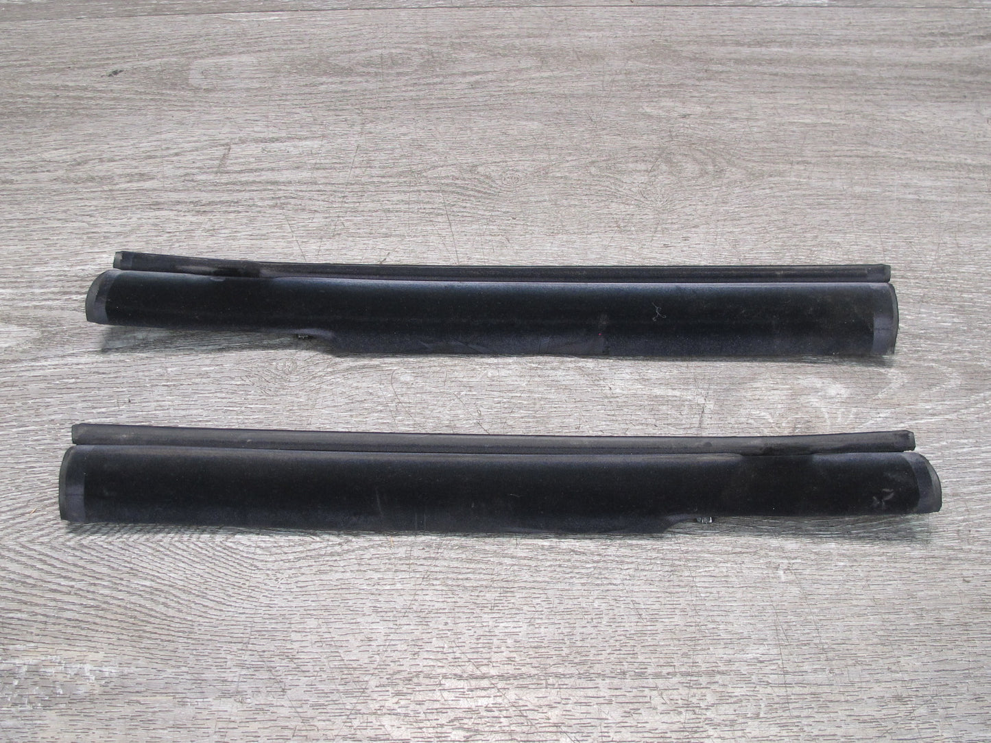 01-06 BMW E46 3-SERIES Convertible Set of 2 Center Window Weatherstrip Guide OEM