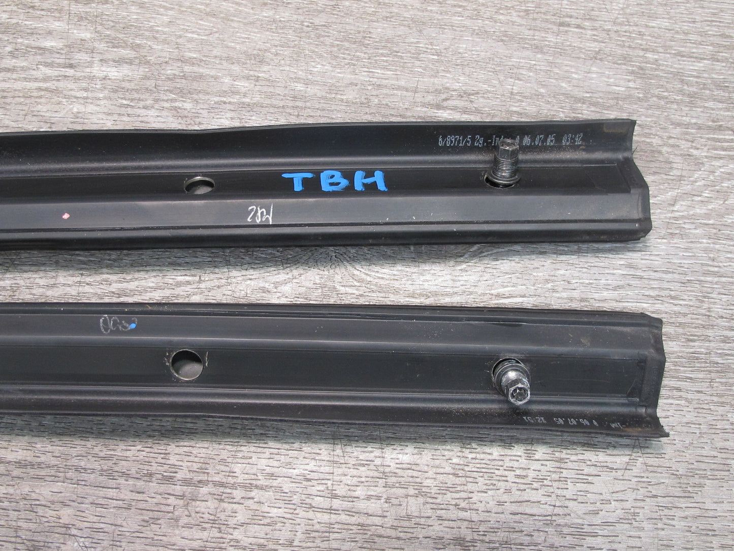 01-06 BMW E46 3-SERIES Convertible Set of 2 Center Window Weatherstrip Guide OEM