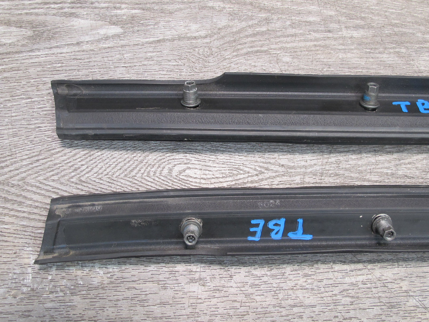 01-06 BMW E46 3-SERIES Convertible Set of 2 Center Window Weatherstrip Guide OEM