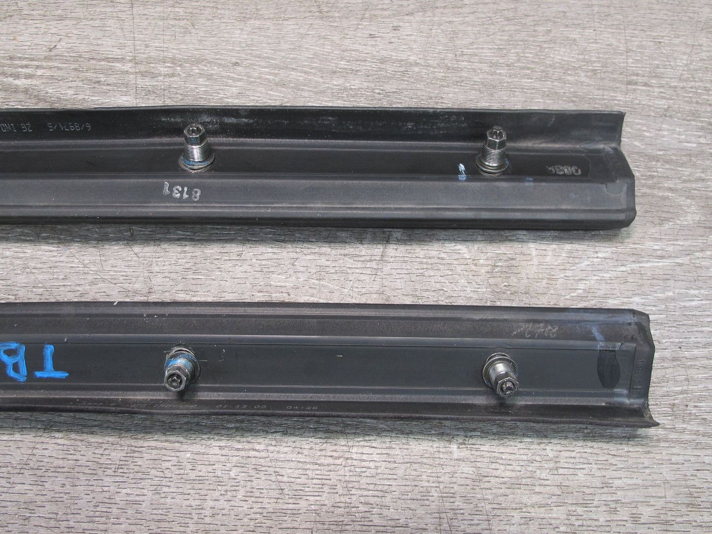 01-06 BMW E46 3-SERIES Convertible Set of 2 Center Window Weatherstrip Guide OEM