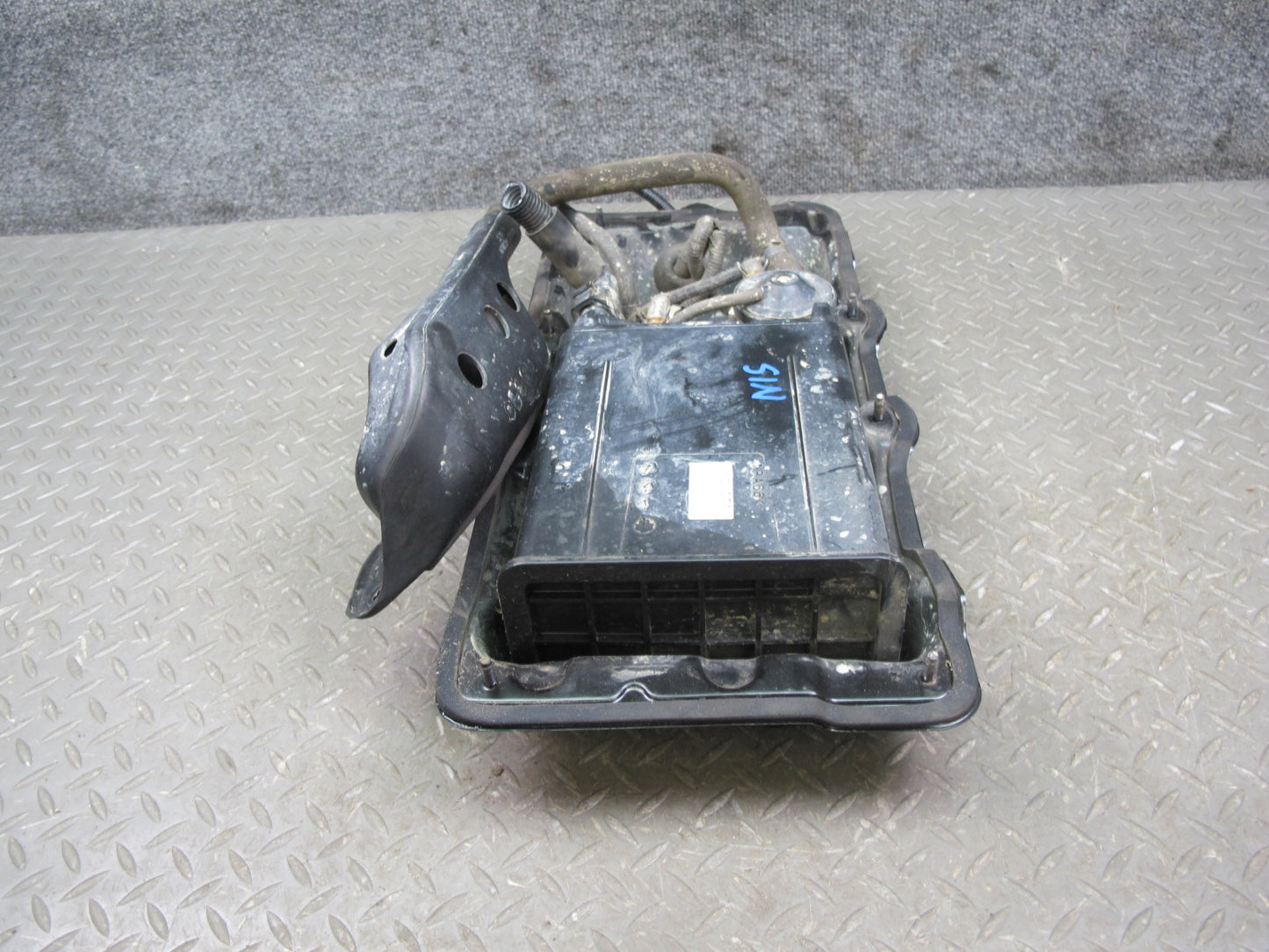 01-05 Lexus JCE10L IS300 Fuel Vapor Charcoal Canister w Housing 77704-53011 OEM