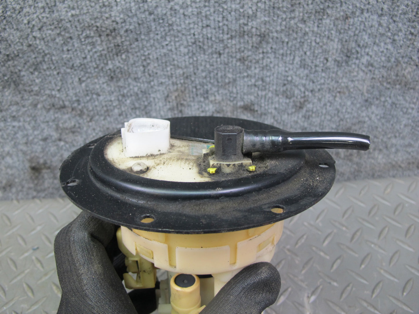 01-05 Lexus JCE10L IS300 Fuel Pump Level Sending Unit Assembly Set OEM