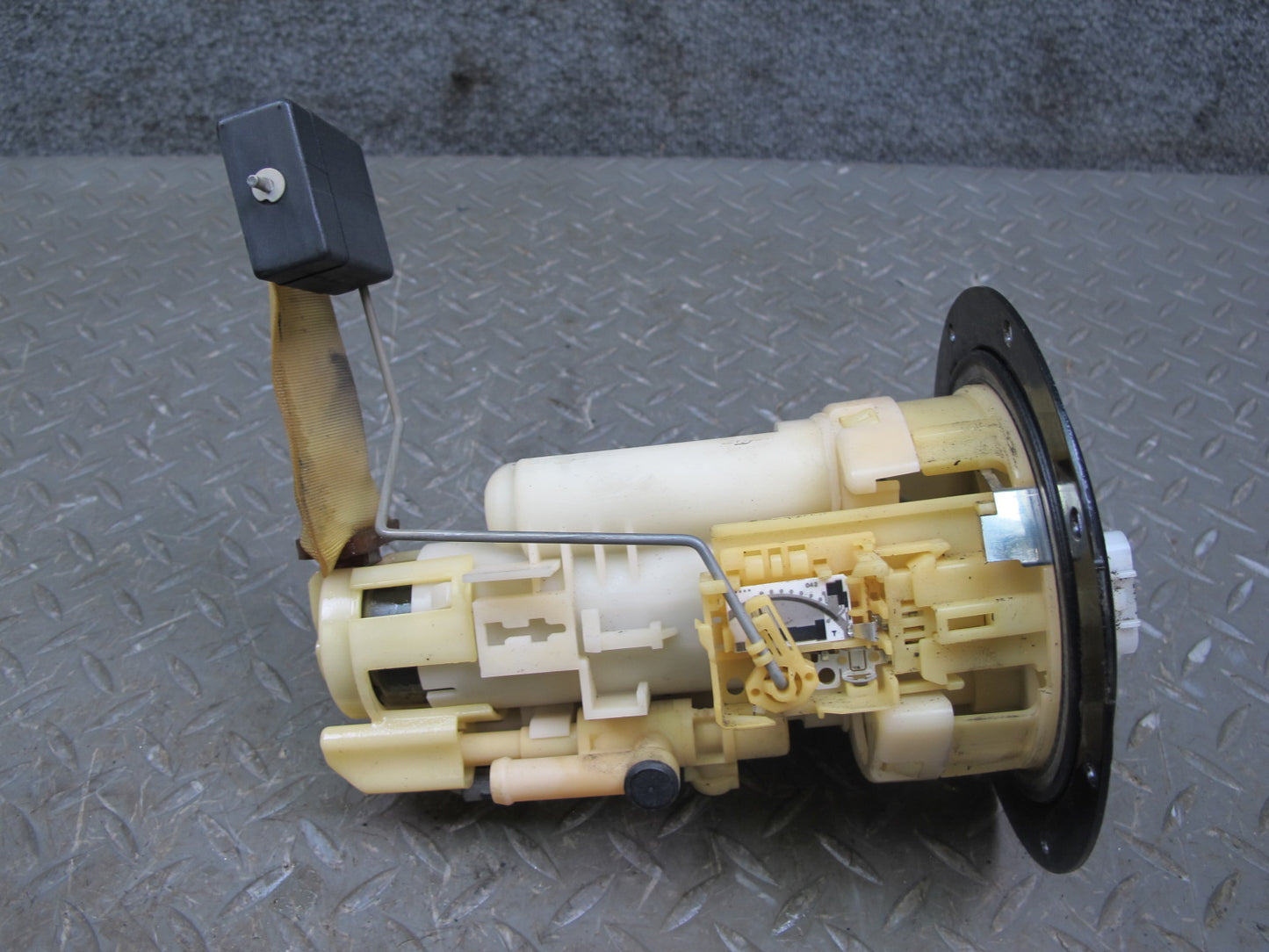 01-05 Lexus JCE10L IS300 Fuel Pump Level Sending Unit Assembly Set OEM