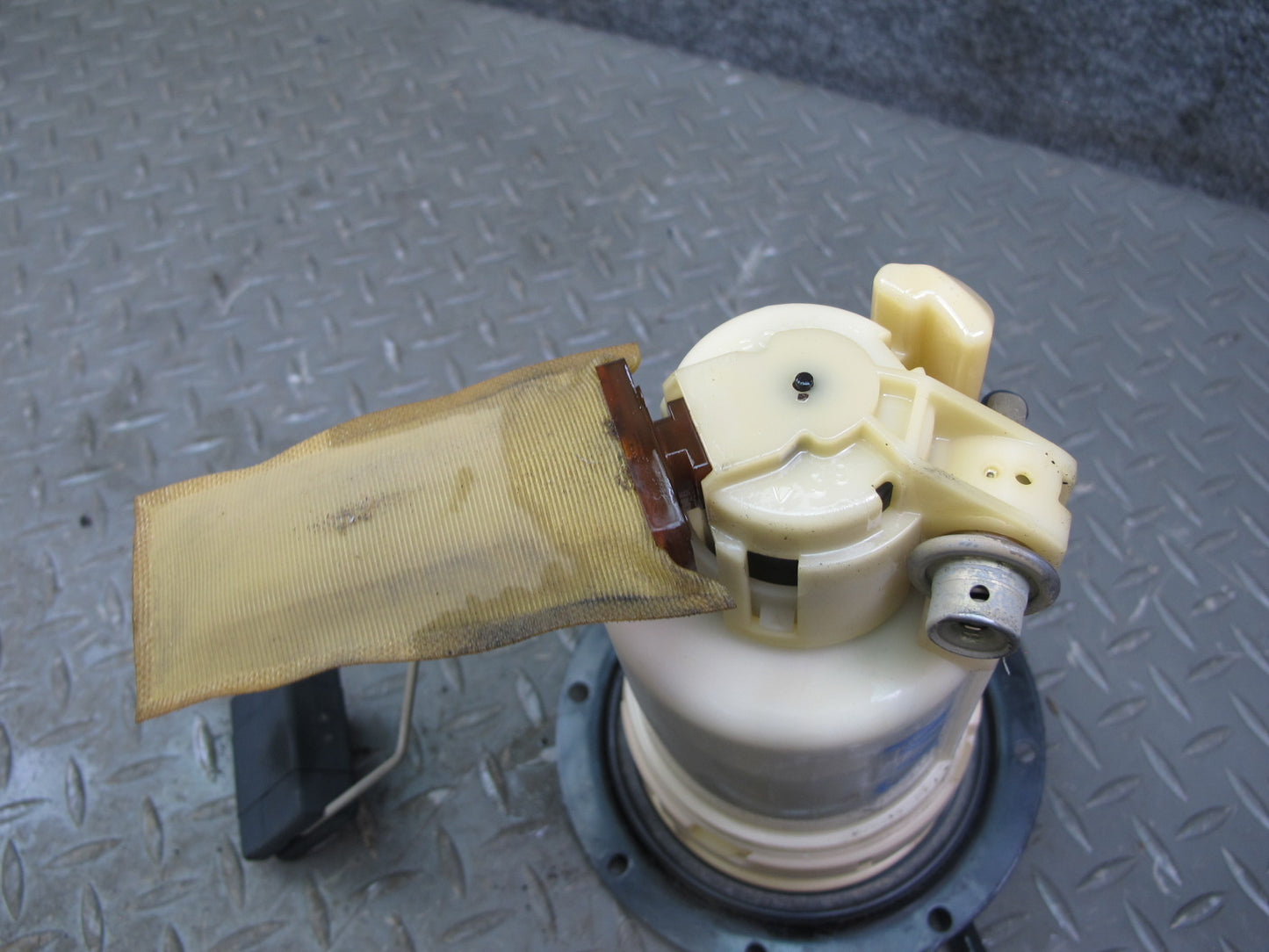 01-05 Lexus JCE10L IS300 Fuel Pump Level Sending Unit Assembly Set OEM