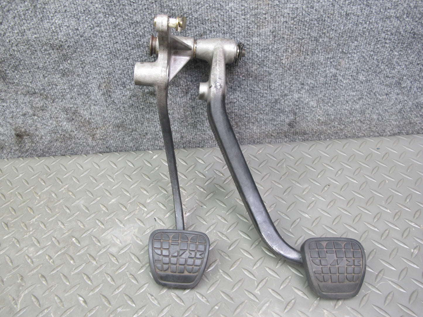 1987-1989 Porsche 928 S4 M/T Manual Clutch Brake Gas Acceleration Pedal Set
