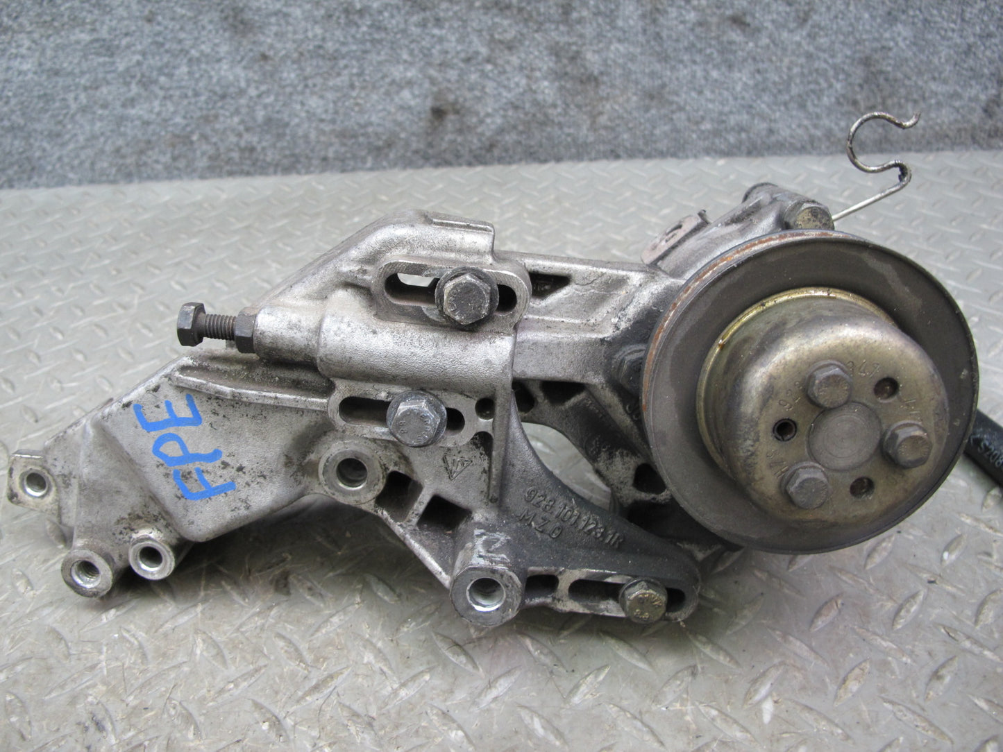 1987-1988 Porsche 928 Power Steering Pump w Alternator Bracket 9281011231R